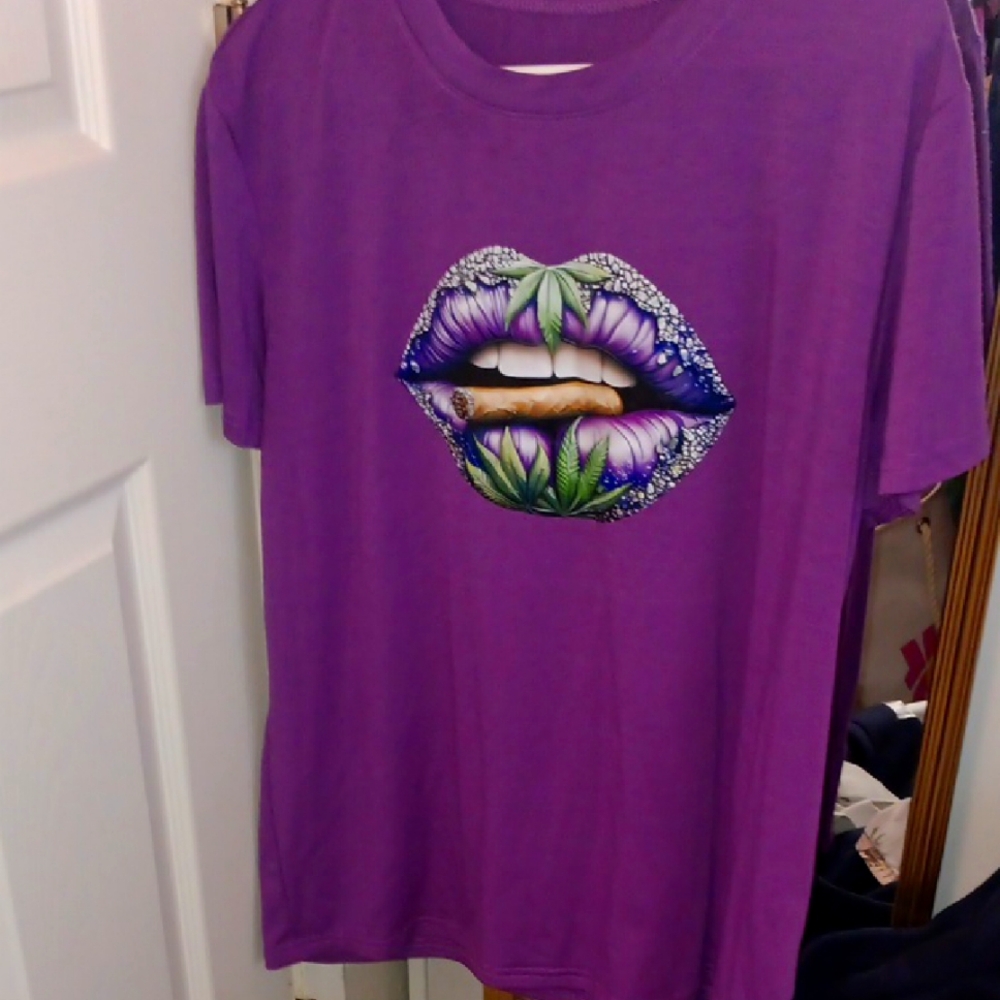 Purple Graphic T-Shirt with 420 Lip Design Womens Size 2x